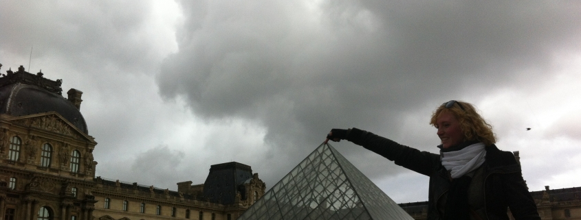 Fingeren på toppen af Louvre på interrail