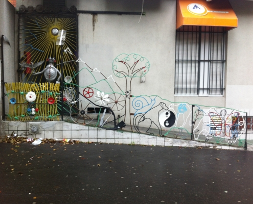 Streetart spottet på interrail foran vores første hostel i Paris